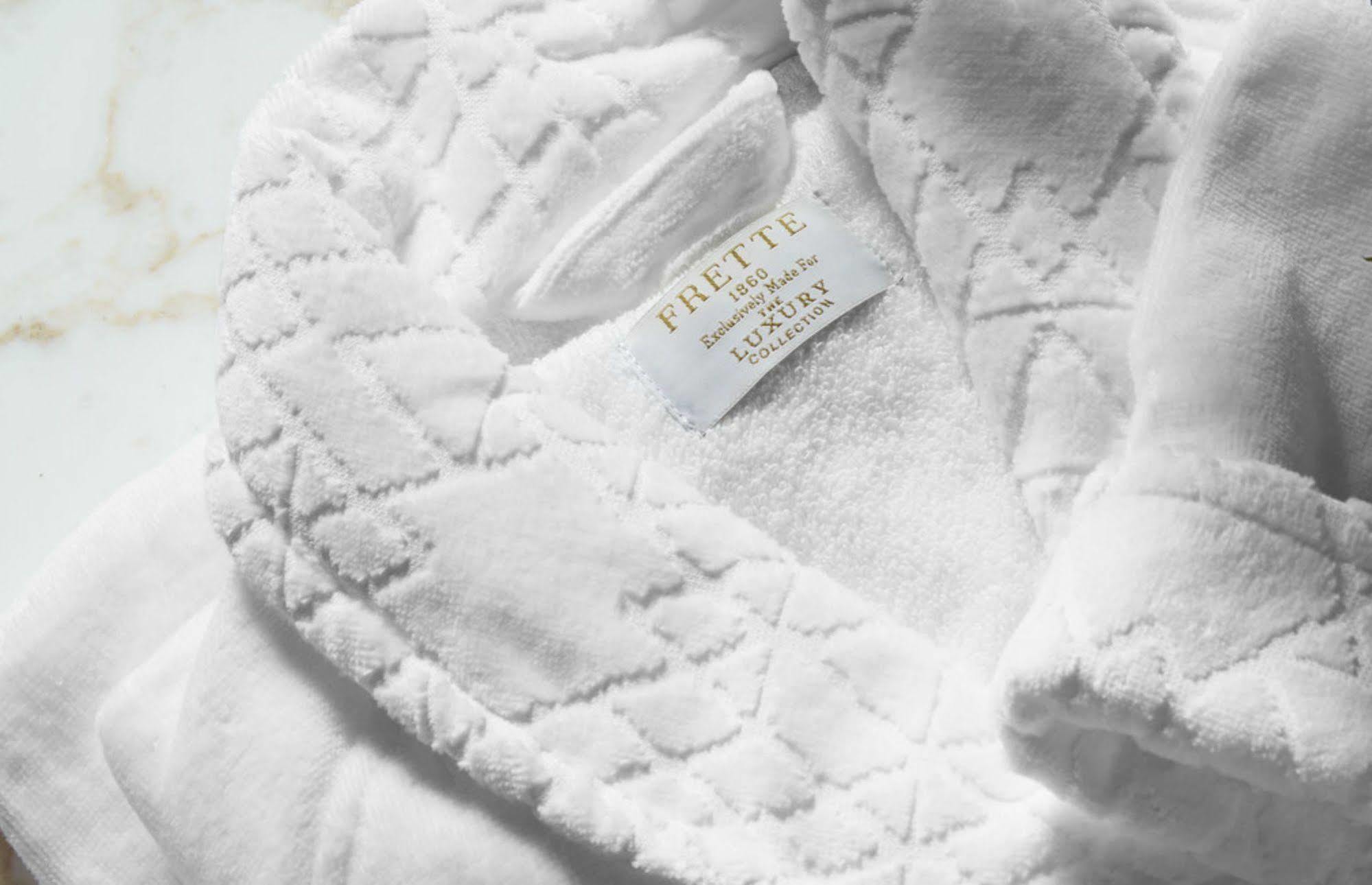 Hotel Elephant Weimar, Autograph Collection מראה חיצוני תמונה A bathrobe